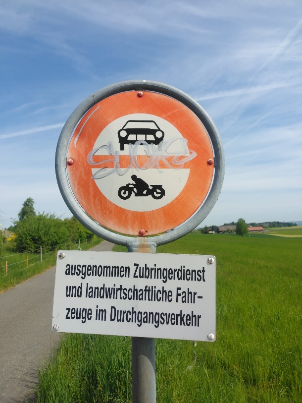 Verkehrstafel versprayt